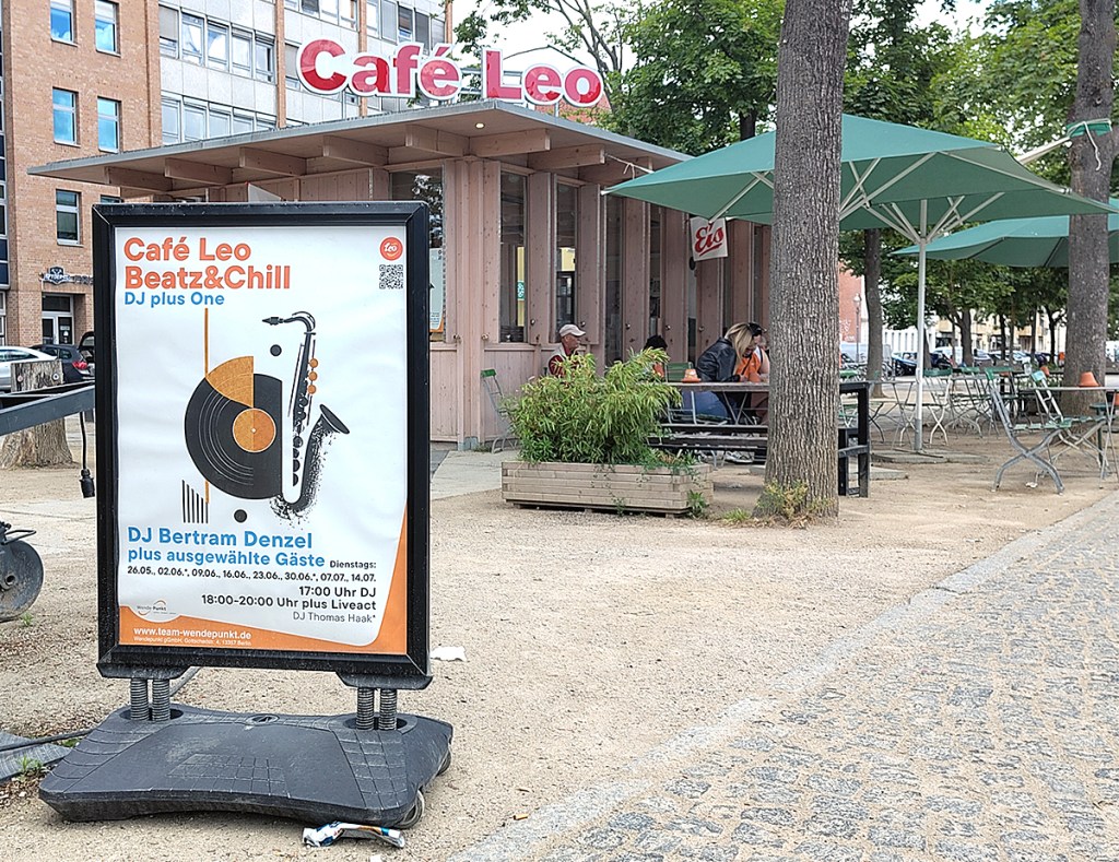Der Aufsteller weist auf die Veranstaltungsreihe "Beatz & Chill" am Café Leo hin. Foto: Hensel