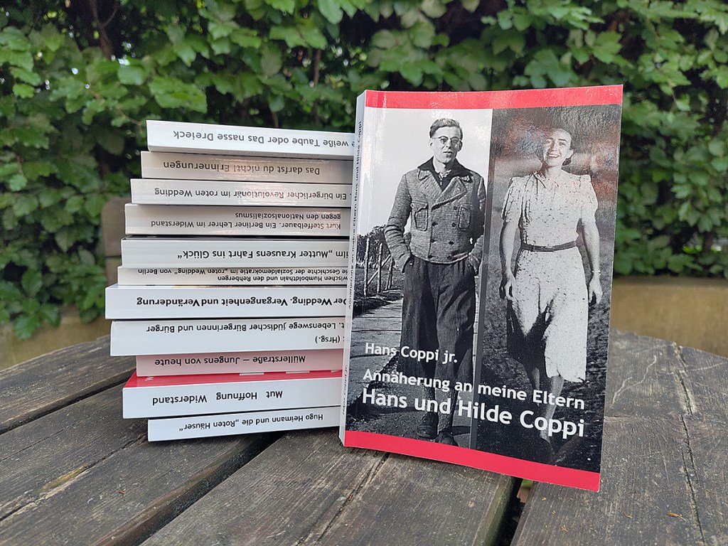 Das Buch über Hans und Hilde Coppi. Im Hintergrund sind weitere Bücher aus der Wedding-Bücher zu sehen. Foto: Hensel