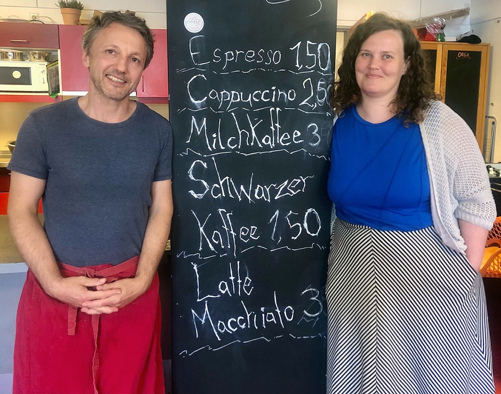Jacek Szubert und Annika Dienelt leiten die Schülerinnen und Schüler im Café an. Foto: Rold Fischer