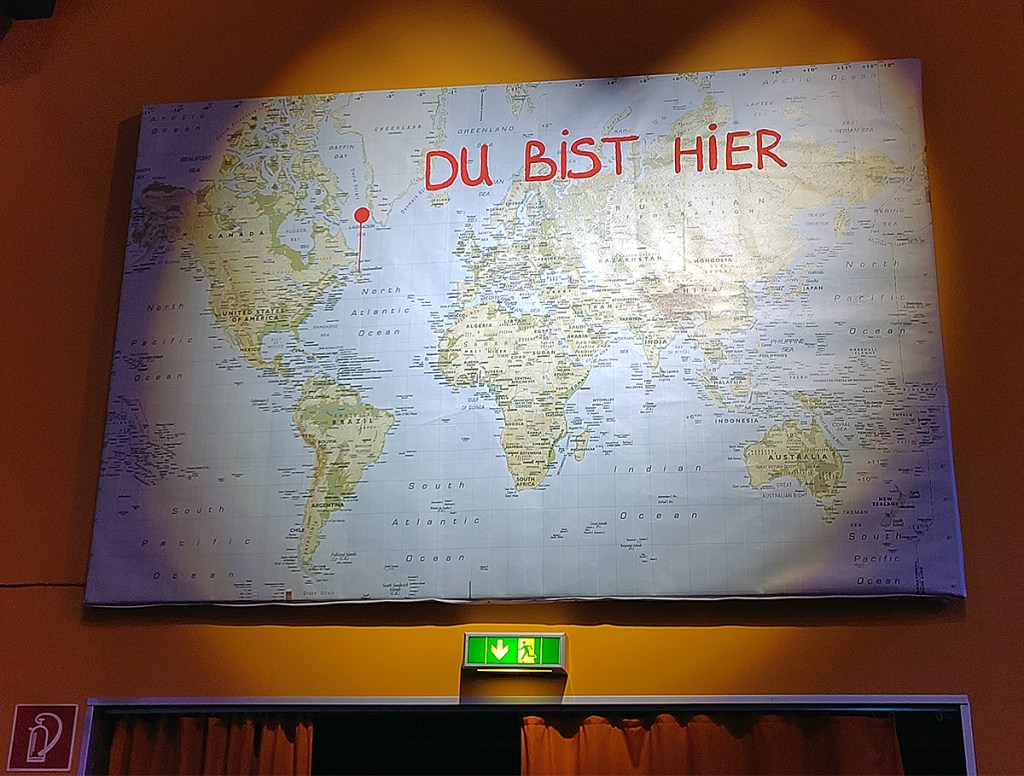 Auf einer Karte im Kinosaal ist Gander markiert. Hier spielt das Musical. Foto: Hensel