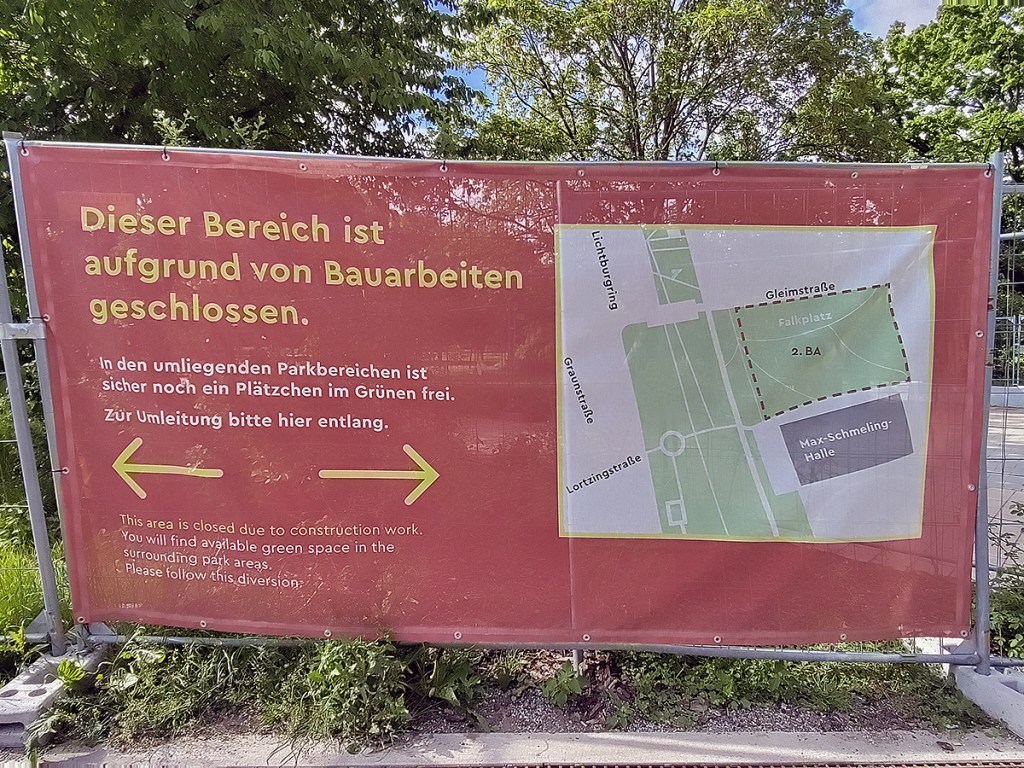 Kleine Orientierung: Die Bauarbeiten für mehr Stadtnatur finden vor der Max-Schmeling-Halle statt. Foto: Hensel