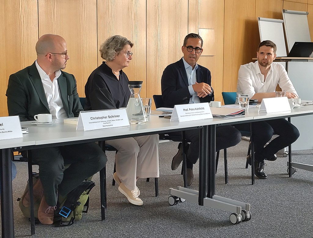 Bei der Vorstellung des Projekts "Fountain" im alten BVV-Saal am Leopoldplatz (von links): Christopher Schriner, Professor Petra Kahlfeldt, Alexander Möll und der Moderator Felix Huber. Foto: Hensel