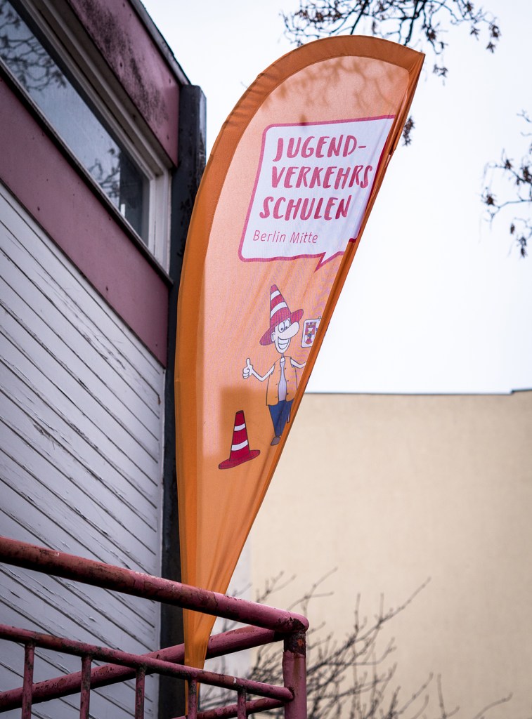 Hinweis in der Gottschedstraße: hier ist die Jugendverkehrsschule. Foto: Sulamith Sallmann