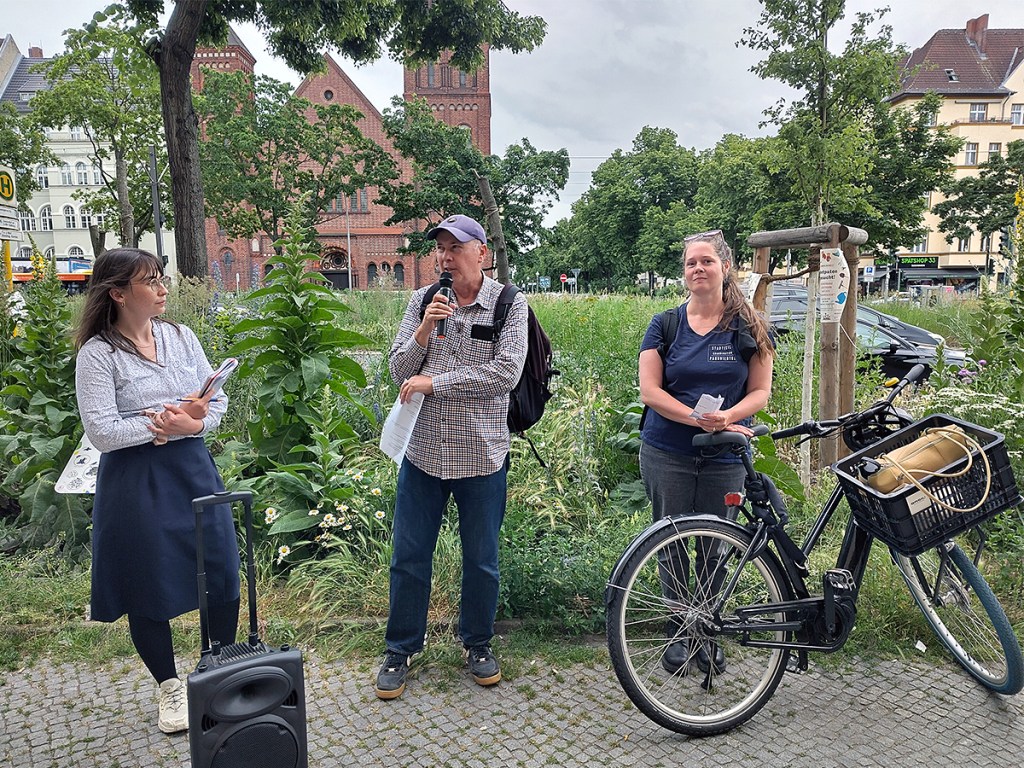Günter Fuchs ist beim Bezirksamt fürs urbane Gärtnern im öffentlichen Raum zuständig. Er gibt Informationen zu den Beeten in der Seestraße. Foto: Hensel