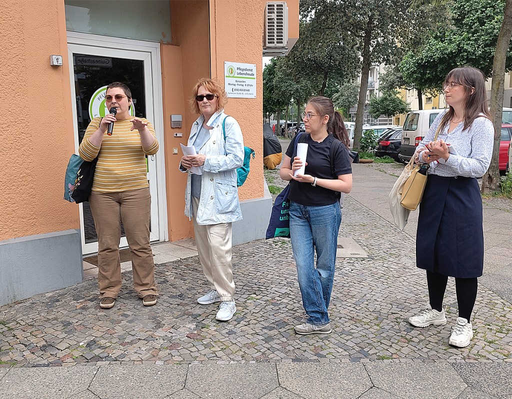 Mitglieder der Cleanup-Gruppe erzählen von ihrem Engagement. Foto: Hensel
