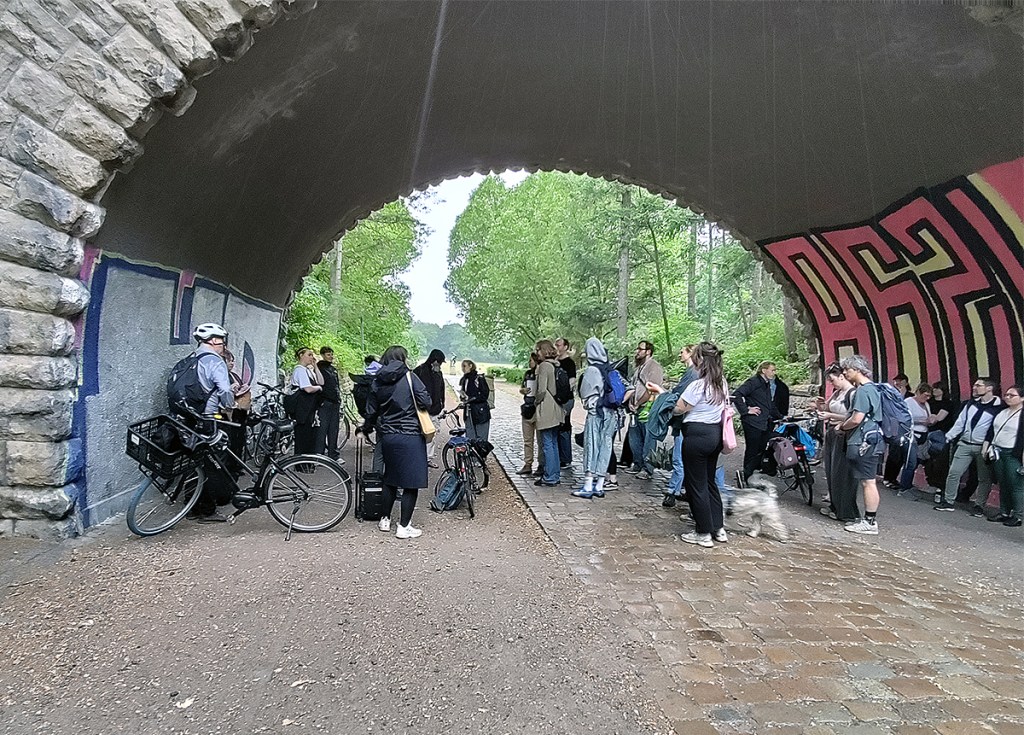Kurz vor dem Parkcafé Rehberge stellte sich die Gruppe vor einem Regenschauer unter. Foto: Hensel
