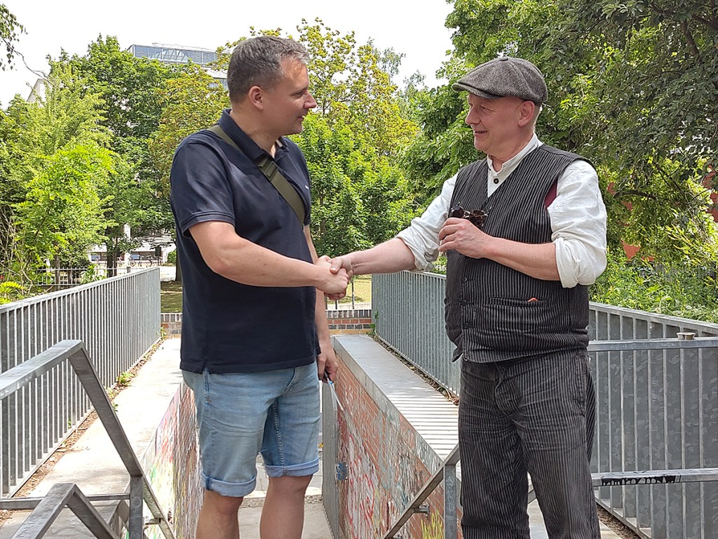 Ein Handschlag auf die gute Zusammenarbeit bei den Projekt: Dietmar Arnold von den Berliner Unterwelten (rechts) und ein Mitarbeiter des Bezirksamts Mitte. Foto: Hensel