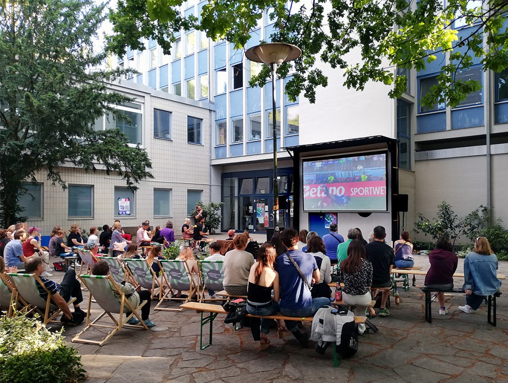 Public Viewing am Centre Français, hier bei der Fußball-Europameisterschaft 2024. Foto: Hensel