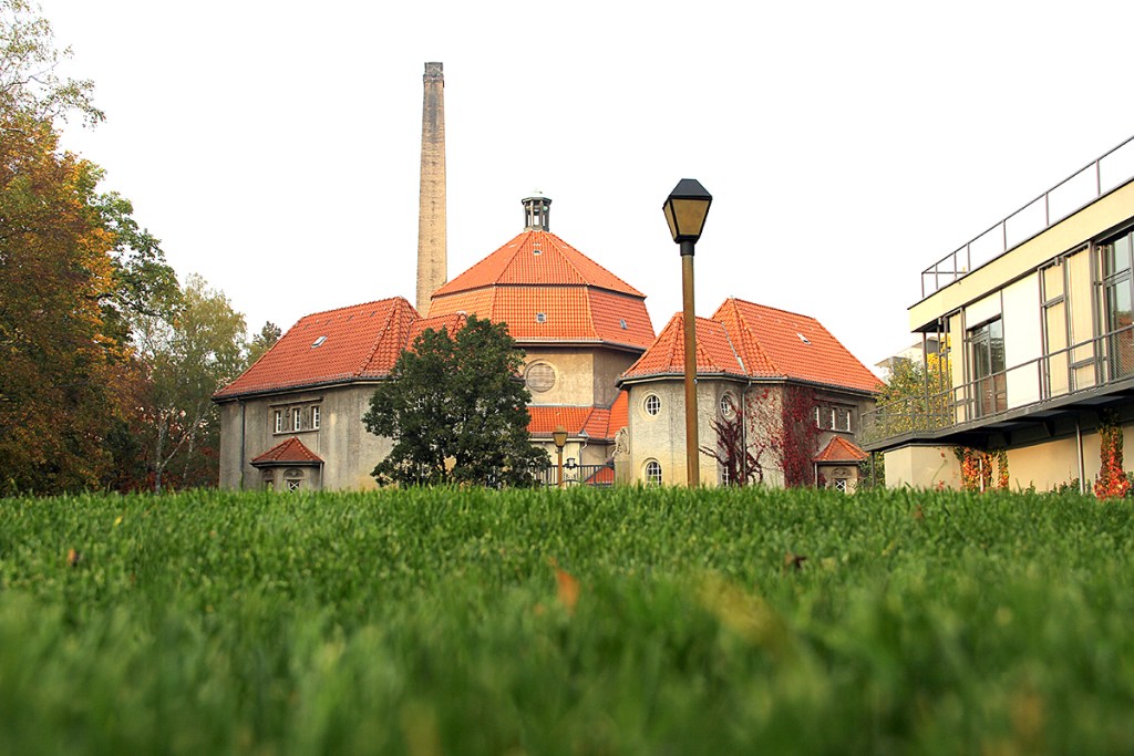 Die Wiese des Silent Green: Hier finden die Lesungen im Rahmen des Poesiefestivals Berlin statt. Foto: Hensel