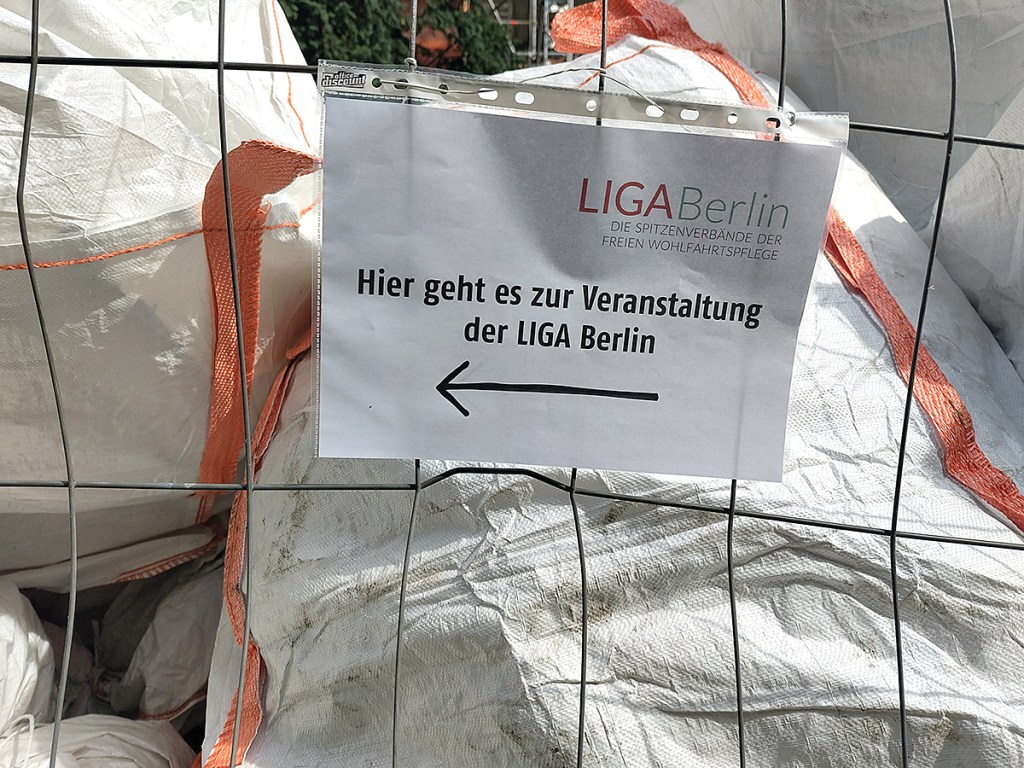 Rum um die Baustelle: Schilder wiesen den Weg zur Veranstaltung im City Kino. Foto: Hensel