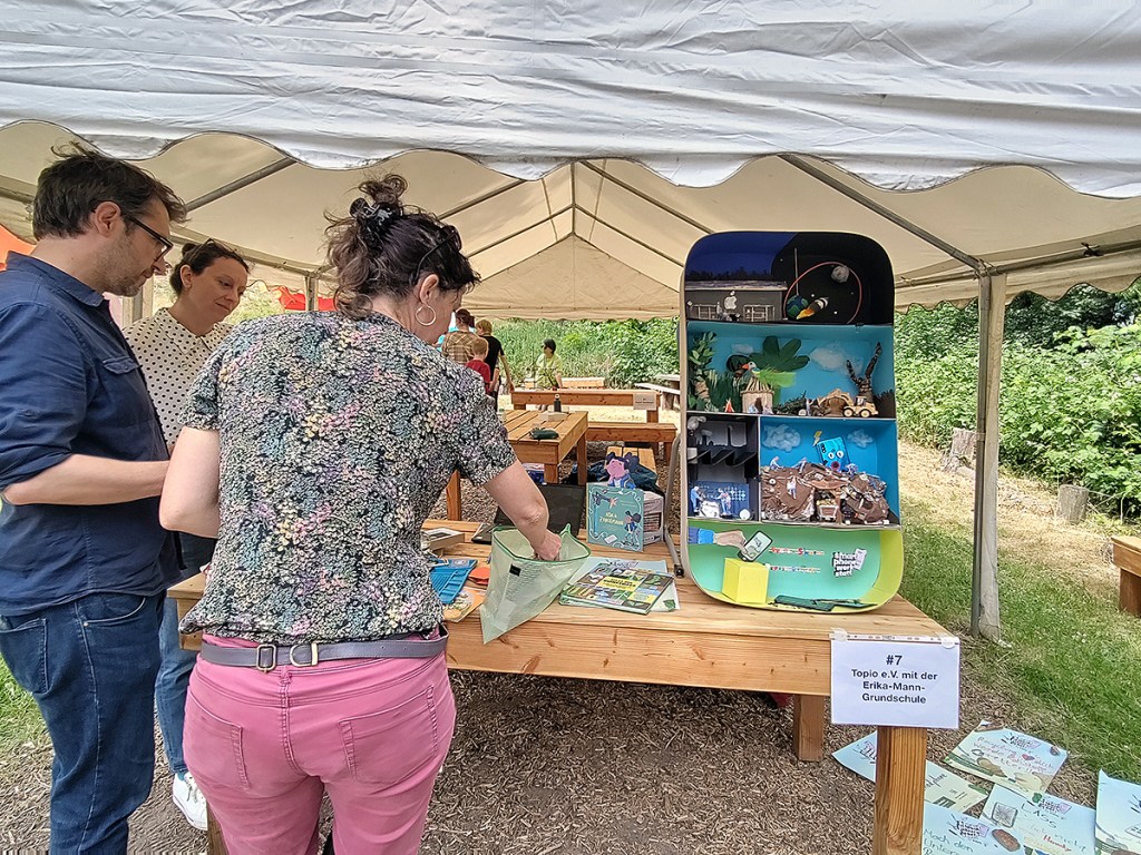 Die Jury am Stand der Smartphone-Werkstatt für Kids der Erika-Mann-Grundschule. Foto: Hensel