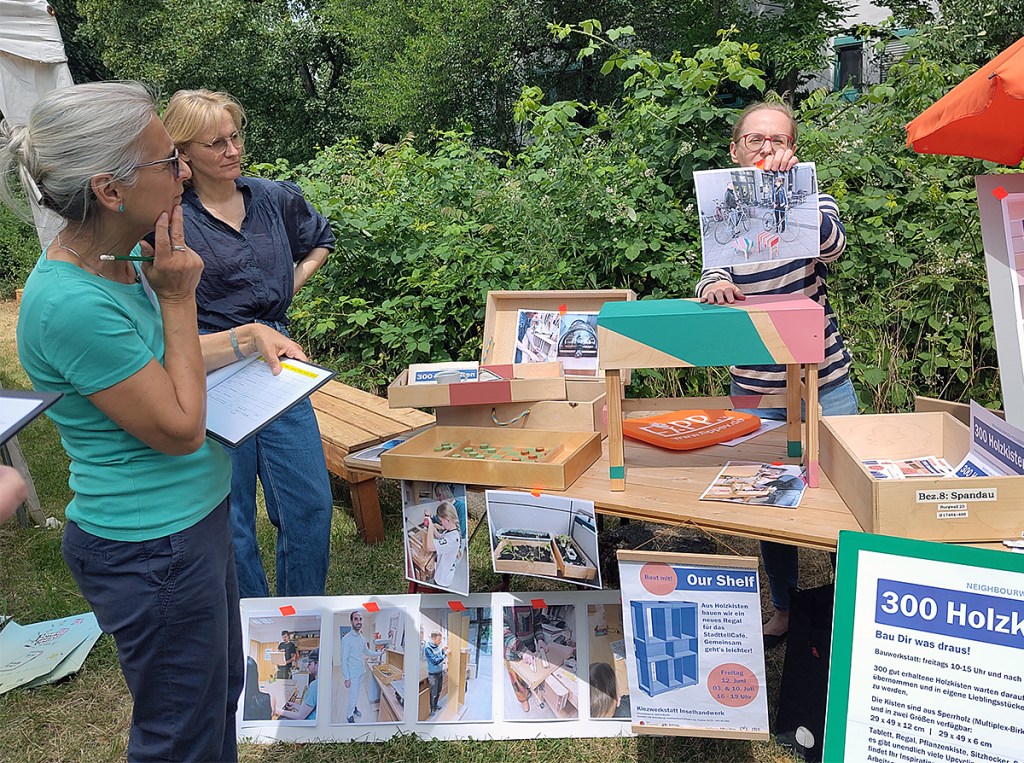 Die Jury lässt sich am Stand des Stadtteilzentrums Kreativhaus ein Umweltprojekt erklären. Foto: Hensel
