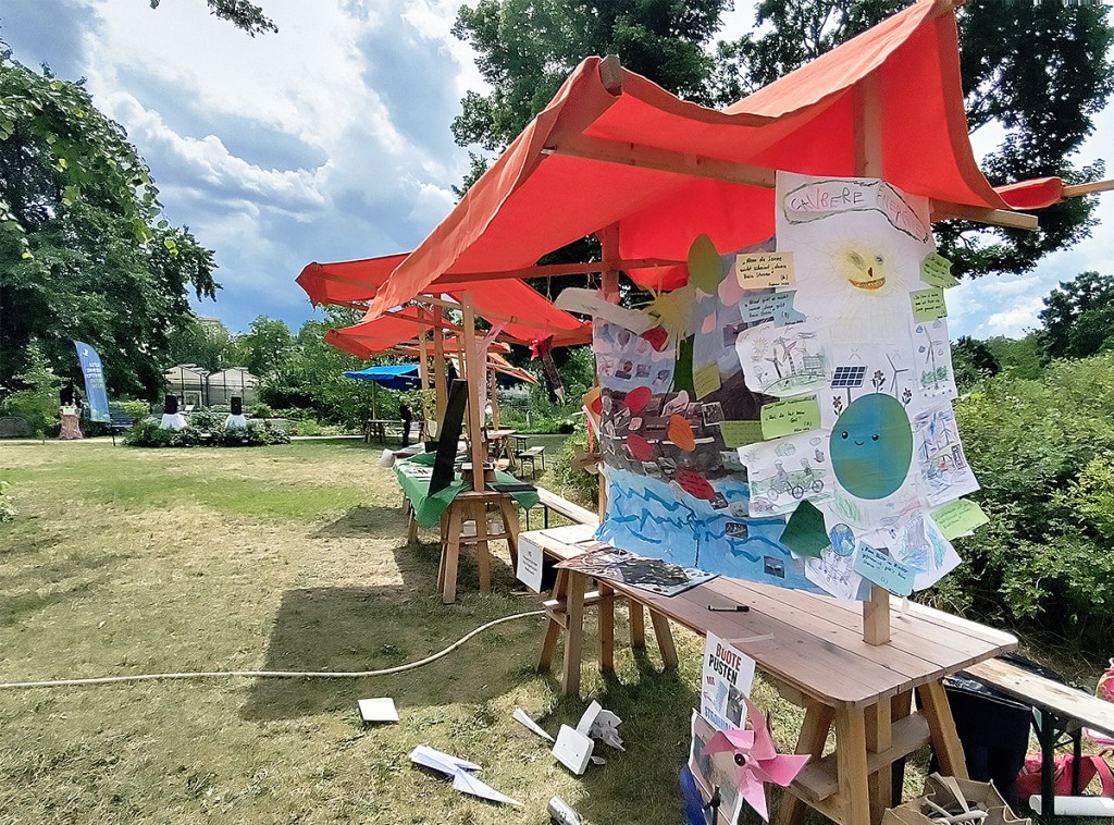 Die Bewerberteams stellten ihre Projekte an Marktständen im Schul-Umwelt-Zentrum vor. Foto: Hensel