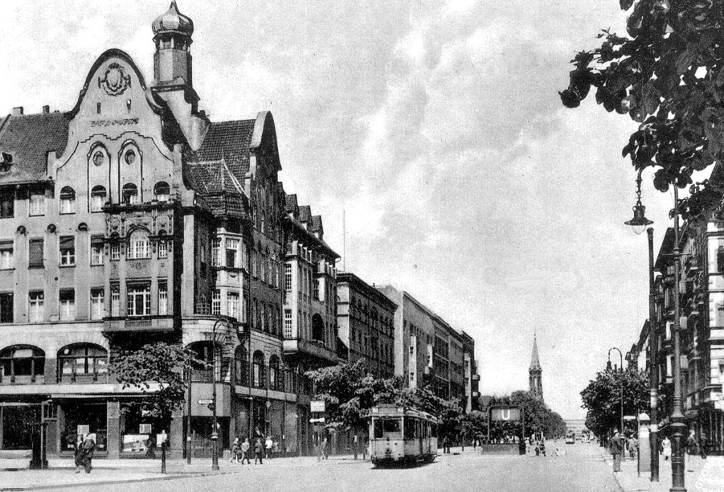 Die Ecke Voltastraße 1–3/Brunnenstraße 111a und 111 um 1935. Foto: Sammlung Ralf Schmiedecke