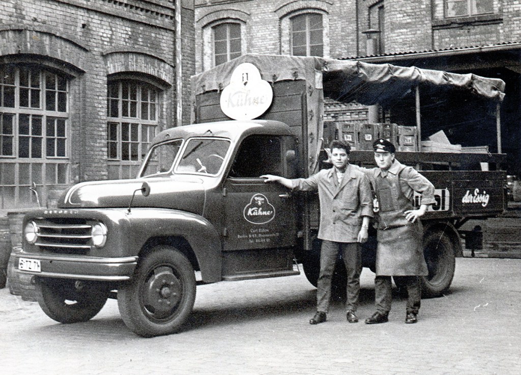 Kühne-Lieferfahrzeug (Hanomag) in der Voltastraße, 1959. Foto: Sammlung Ralf Schmiedecke