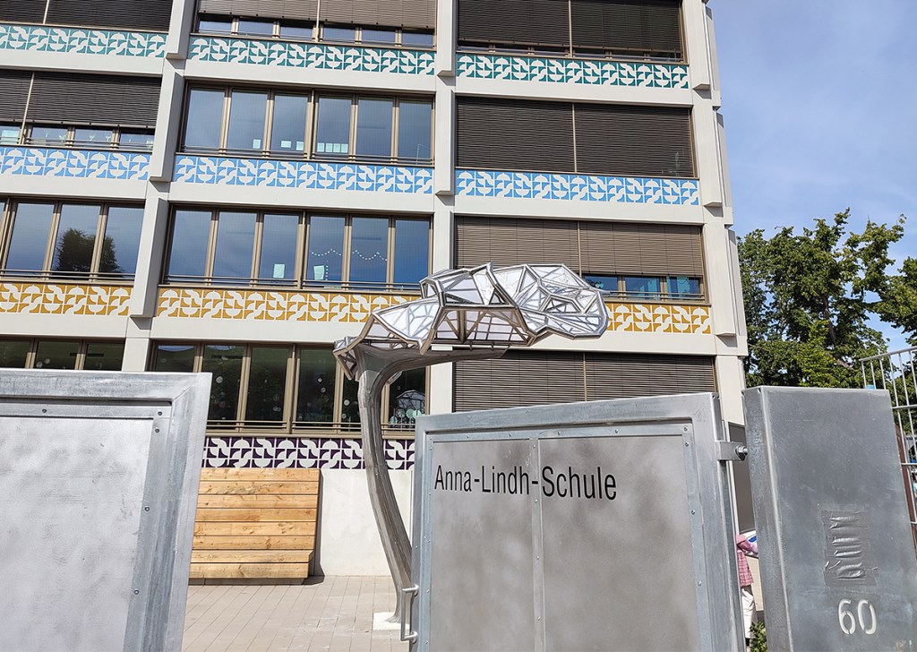 Der Mapquilt Tree Anna-Lindh-Grundschule: Das neue Kunstwerk steht am Eingang der Schule.