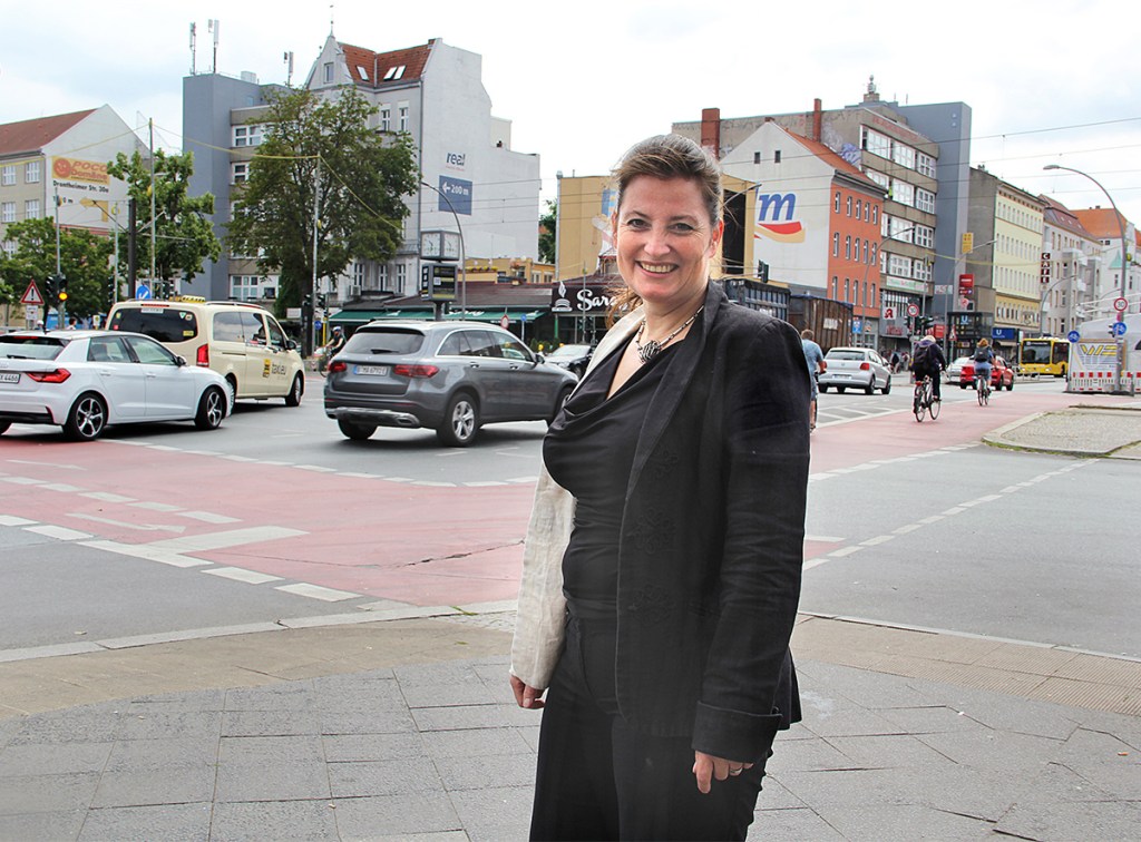 Hanna Dobslaw vor dem Alhambra an der Ecke Müllerstraße und Seestraße. Foto: Hensel