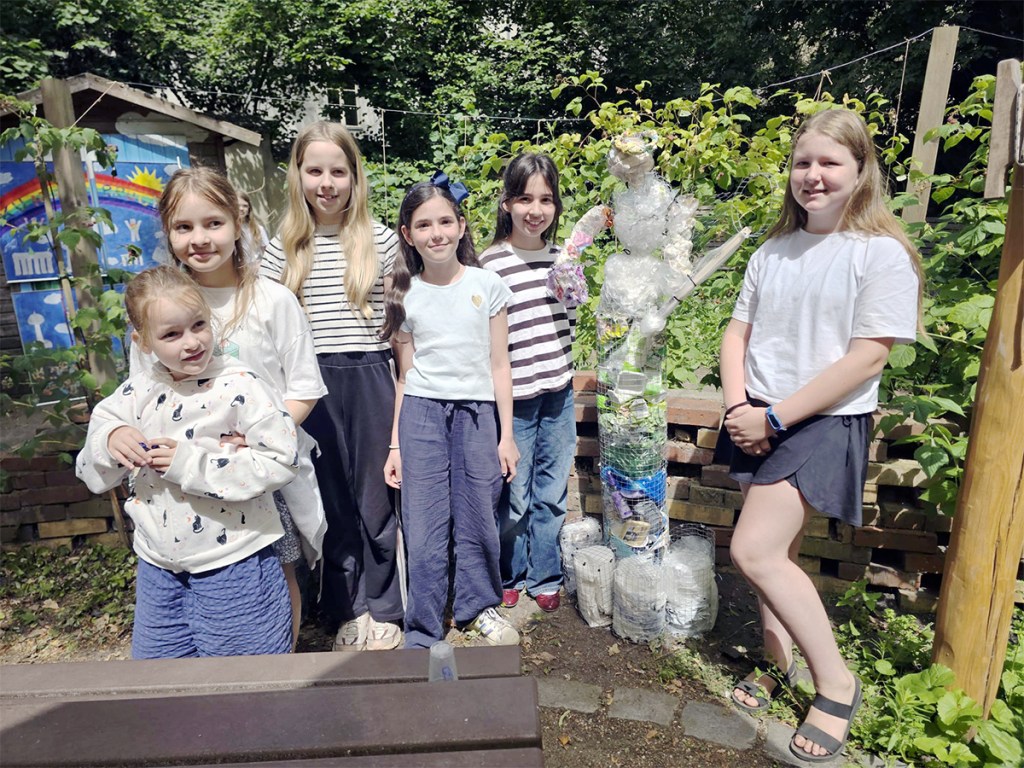 Wedding News: Schülerinnen der 5. Klasse des Lessing-Gymnasiums mit ihrem Kunstwerk, das bei dem Projekt "Kunstbrücke" entstanden ist. Foto: André Brune