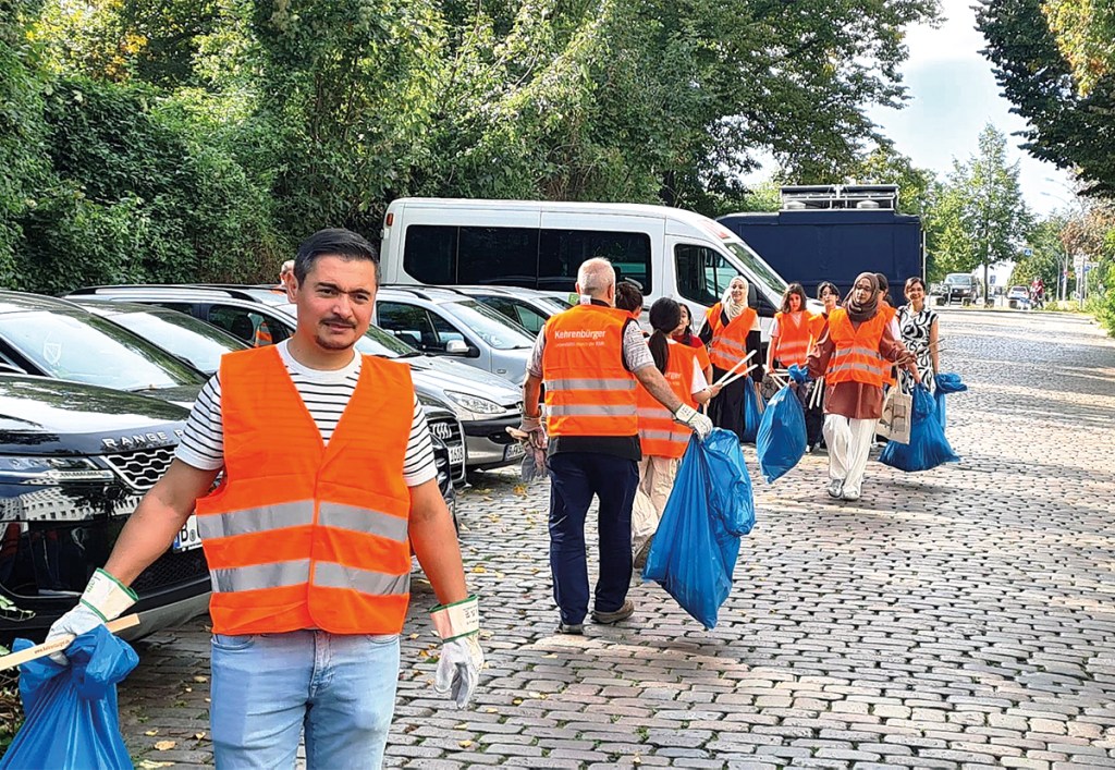 Interkulturelle Akademie für Ehrenamt: Ehrenamtliche bei einem Cleanup in der Neuen Hochstraße im Ortsteil Gesundbrunnen. Foto: Kubik e.V.