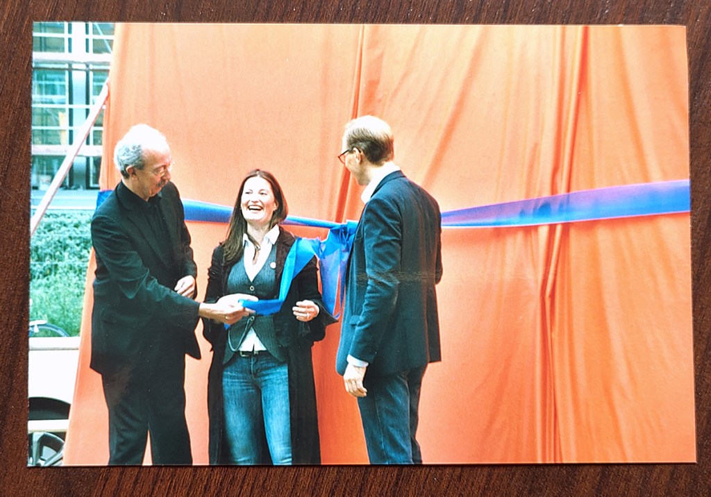 Hanna Dobslaw mit Bezirksbürgermeister Christian Hanke (links) und Stadtrat Carsten Spallek bei der Eröffnung der zweiten Freiluftausstellung. Foto: privat