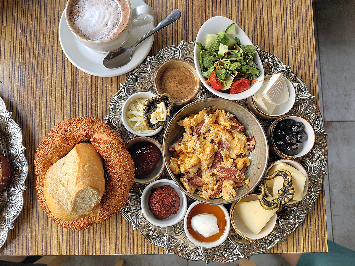 Moccachino: Sonntagsfrühstück auf dem Silberteller