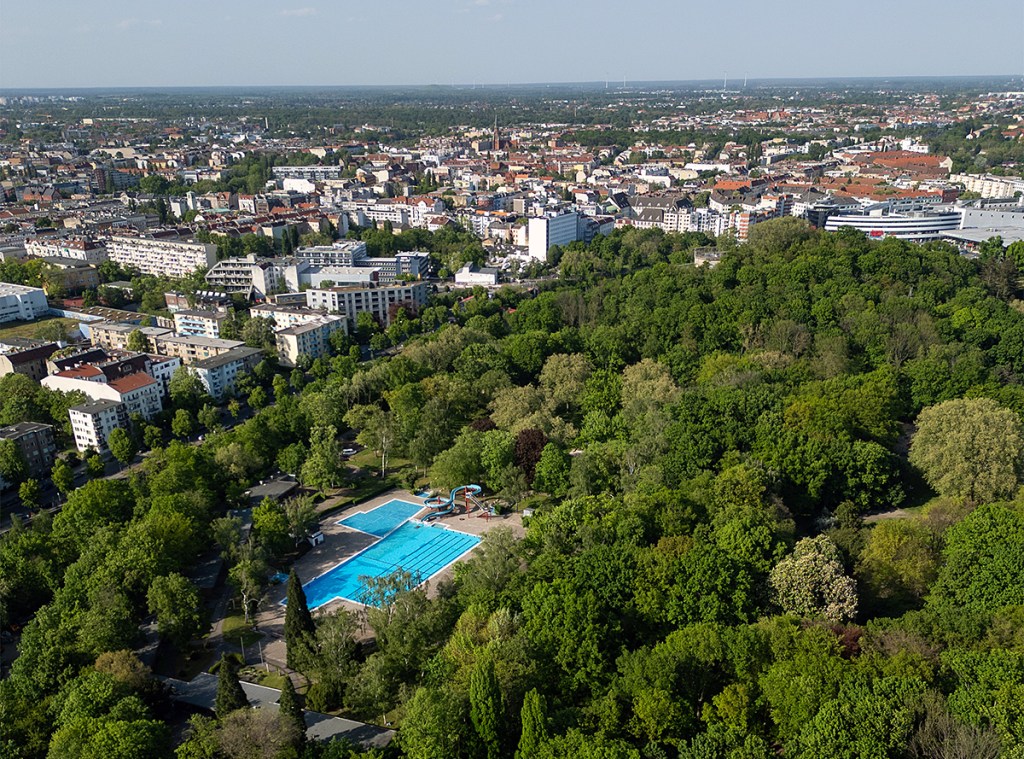 Der Humboldthain von oben mit dem Sommerbad. Foto: Volker Gehrmann