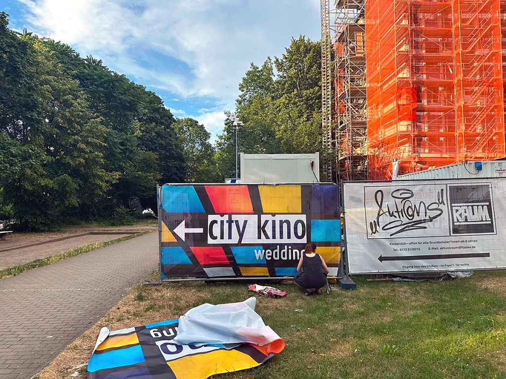 Orientierung an der Baustelle: Da lang geht es zum City Kind. Foto: City Kino Wedding