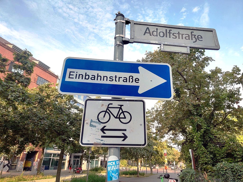 Einbahnstraßenschild, hier in der Adolfstraße. Im Soldiner Kiez kommen demnächst mehrere solcher Schilder dazu. Foto: Schnell