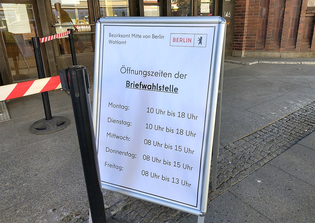 Schild vor dem Rathaus Wedding mit den Öffnungszeiten der Briefwahlstelle. Foto: Hensel