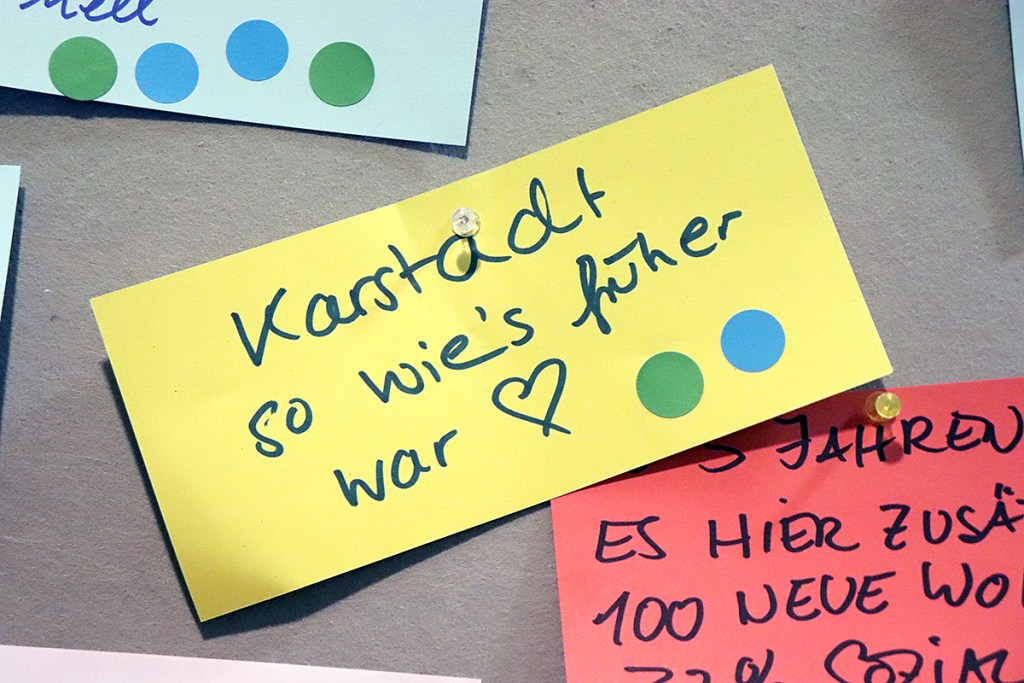 Handgeschriebener Zettel „Karstadt, wie es früher war“ mit Herz bei der Bürgerbeteiligung