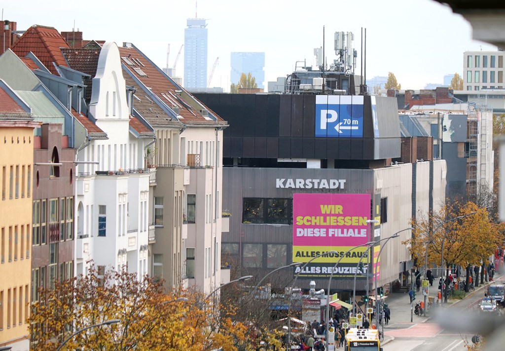 Karstadt-Fassade am Leopoldplatz 2023 mit dem Schild „Wir schließen diese Filiale“