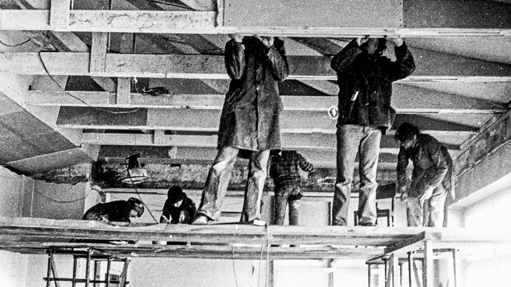 Ausbauarbeiten in der Fabrik Osloer Straße/NachbarschaftsEtage in den frühen 1980er Jahren