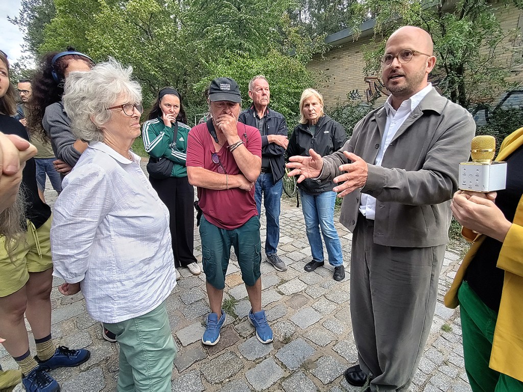 Bezirksstadtrat Christopher Schriner im Gespräch mit der Initiative Parkcafé Rehberge