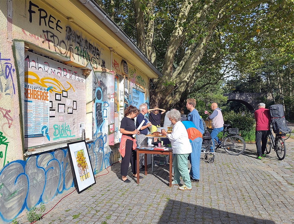 Kaffeestand der Initiative vor dem Parkcafé Rehberge mit Gästen