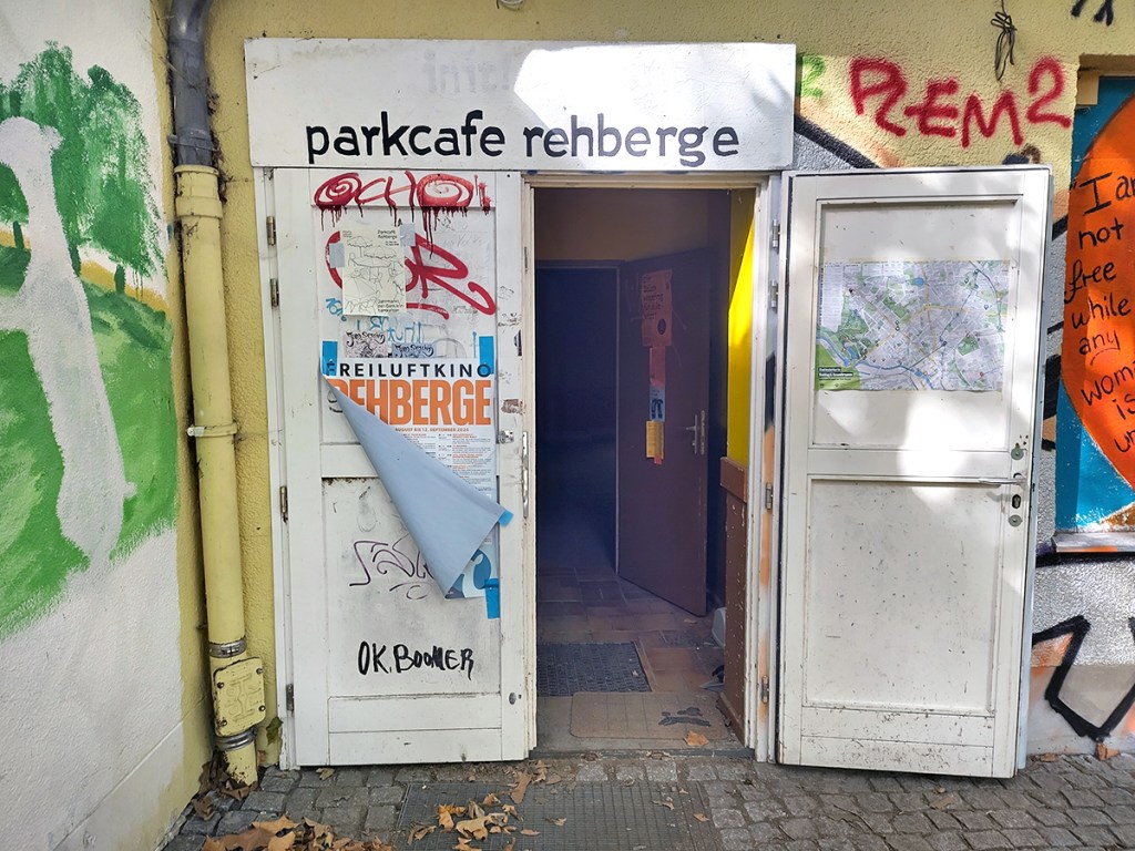 Offene Tür des Parkcafés Rehberge