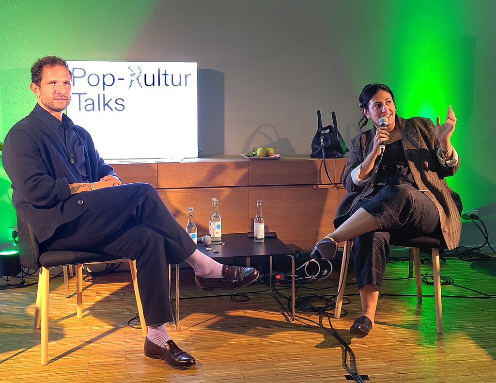 Aida Baghernejad und Johann Scheerer beim Talk „I Stream the Line Between Good and Evil“ im silent green. Foto: Hensel