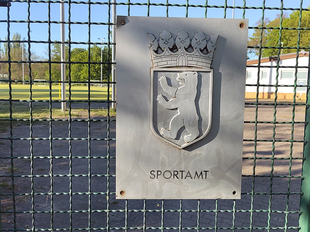Sportamt-Schild an einer Sportanlage am Plötzensee. Foto: Hensel
