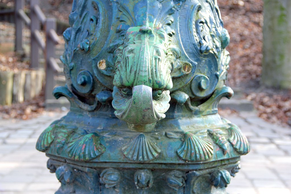 Detail einer historischen Schwengelpumpe mit Drachenkopf im Brunnenviertel