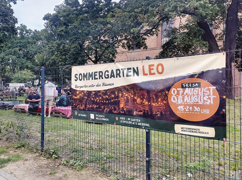 Auf das Banner am Kirchgarten werden die nächsten Termine geschrieben. Foto: Hensel