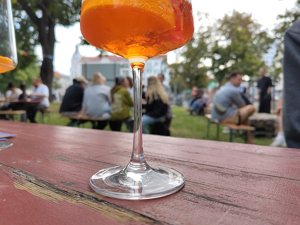 Pop-up-Biergarten Symbolbild: Es wurde viel Aperol Spritz getrunken, aber auch Bier und Weißwein. Foto: Hensel