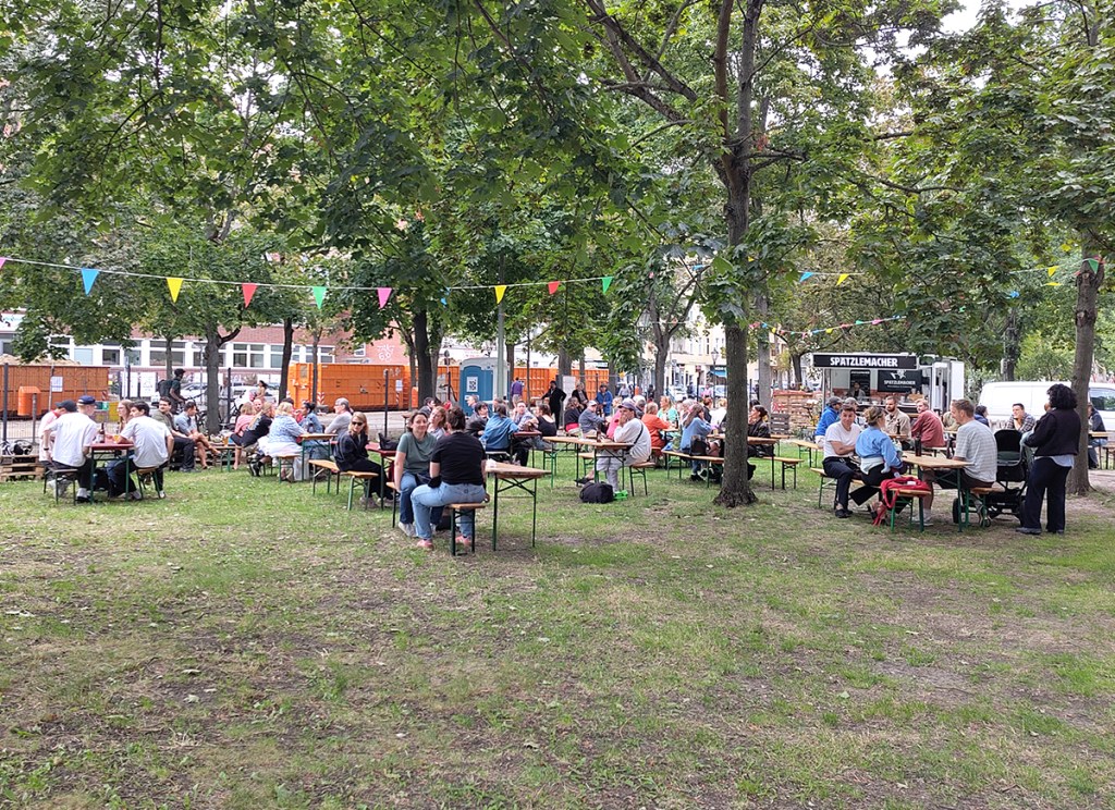 Zusammen sitzen unter Bäumen: Blick in den Sommergarten auf dem Leopoldplatz. Foto: Hensel