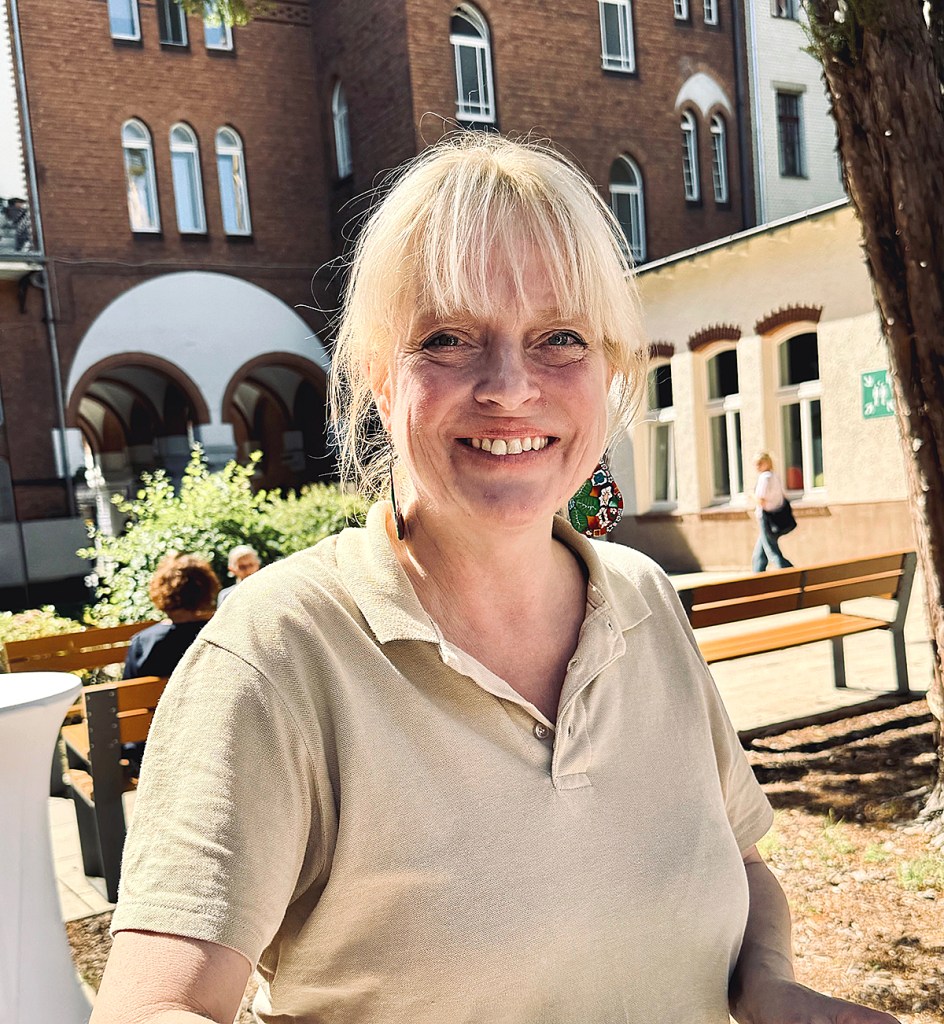 Nicole Goncalves de Carvalho heißt die Gäste ab sofort im Stiftscafé willkommen. Foto: Rolf Fischer