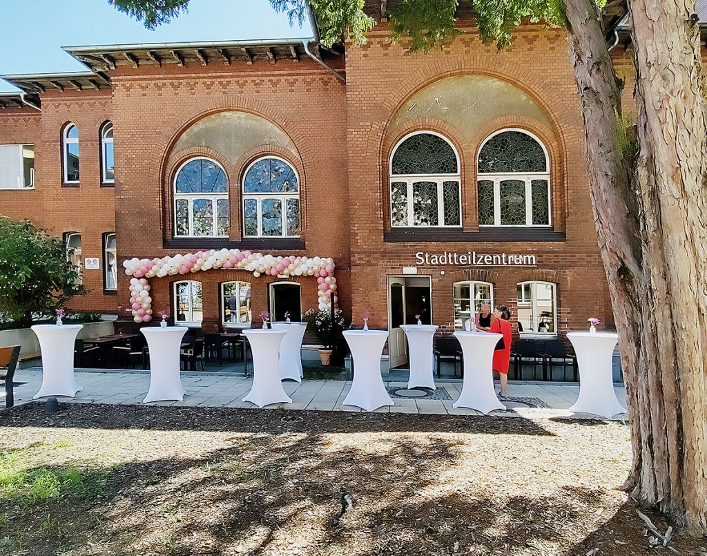 Das Stiftscafé neben dem Stadtteilzentrum - bereit für die Eröffnung. Foto: Hensel