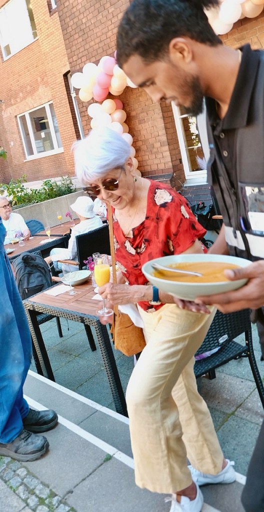 Bei der Eröffnung des Stiftcafés gab es auch Suppe und Orangensaft für die Gäste. Foto: Rolf Fischer