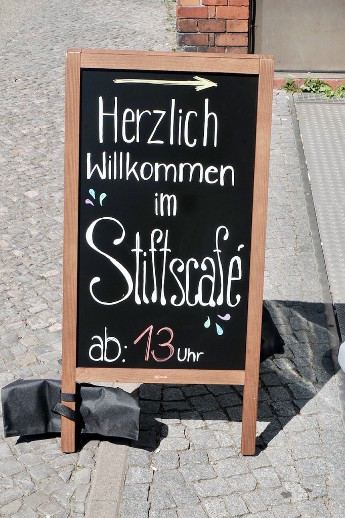 Das Schild an der Müllerstraße wies auf die Neueröffnung hin. Foto: Rolf Fischer