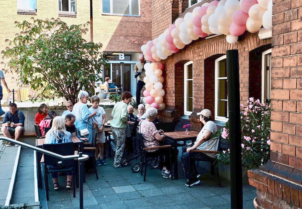 Vor dem Stiftscafé bei der Eröffnung. Foto: Rolf Fischer