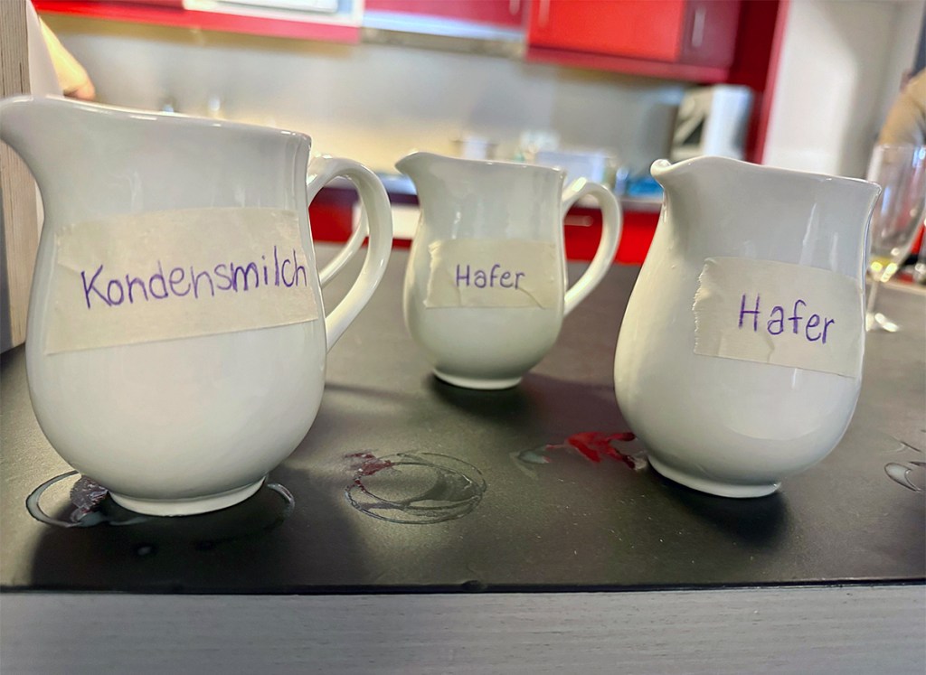 Milchkännchen im neuen Stiftscafé. Foto: Rolf Fischer