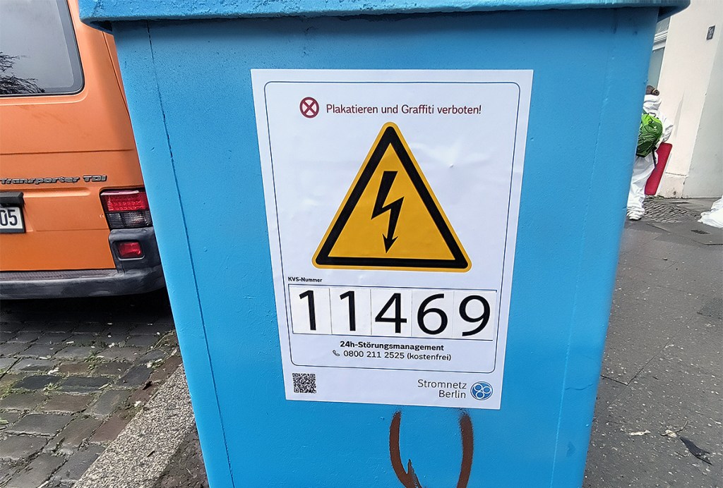 Ein Stromverteilerkasten im Sprengelkiez von der Seite - mit Hinweis auf den Störungsservice von Stromnetz Berlin. Foto: Hensel