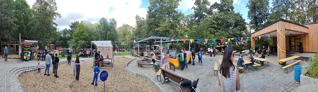 Panoramablick auf den neu gestalteten Abenteuerspielplatz