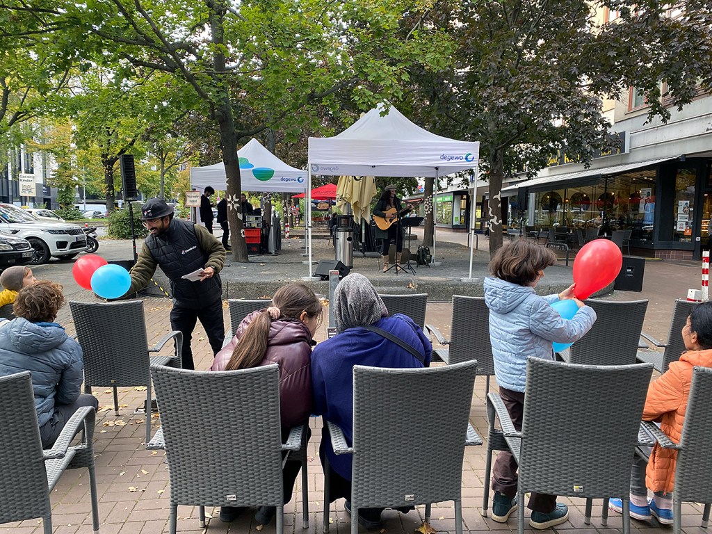 Konzert mit Publikum auf dem Grünstreifen in der Brunnenstraße